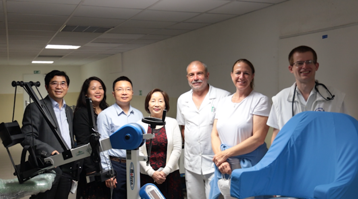Vietnamese businesses in Czech Republic support local hospitals with medical equipment to fight COVID-19